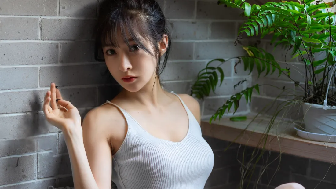 4k纯欲美女壁纸|砖墙绿植背景图片 - 白色吊带「哲风壁纸」 4k纯欲美女壁纸|砖墙绿植背景图片 - 白色吊带「哲风壁纸」