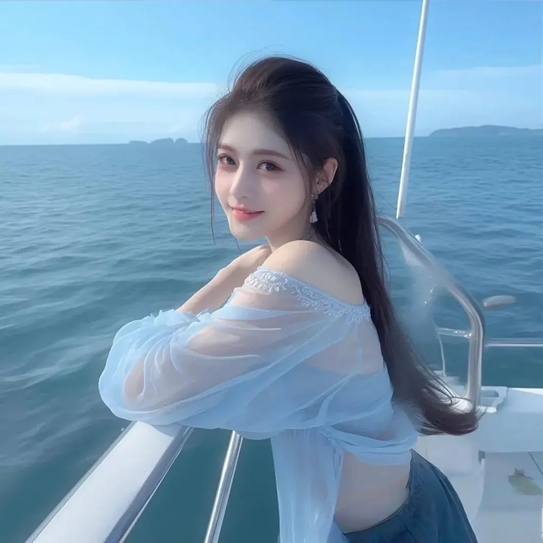 海边美女手机壁纸｜游艇度假背景图片 - 露肩黑长直氛围感「哲风壁纸」
