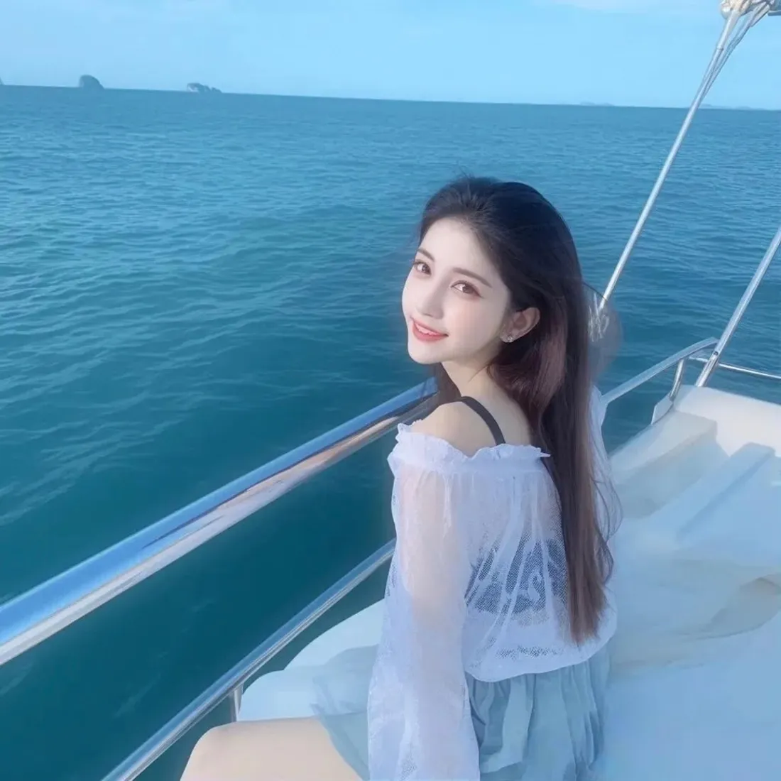 高颜值美女|游艇海边背景图片 - 长发露肩穿搭碧海蓝天「哲风壁纸」 高颜值美女|游艇海边背景图片 - 长发露肩穿搭碧海蓝天「哲风壁纸」