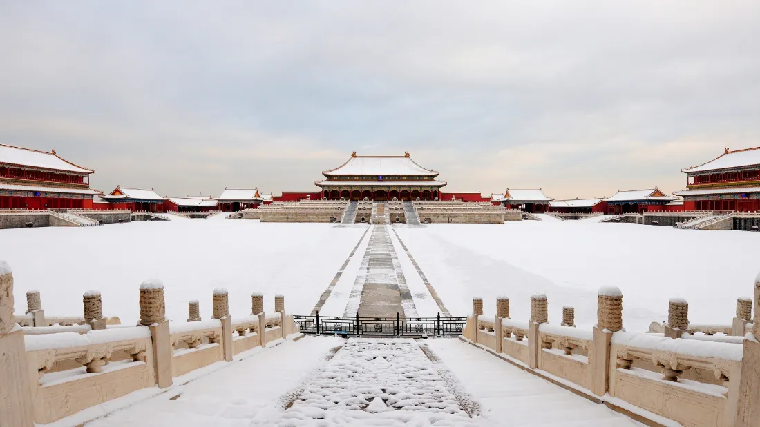 2k紫禁城雪景壁纸|冬日古建筑背景图片 - 红墙白雪故宫庭院「哲风壁纸」 2k紫禁城雪景壁纸|冬日古建筑背景图片 - 红墙白雪故宫庭院「哲风壁纸」