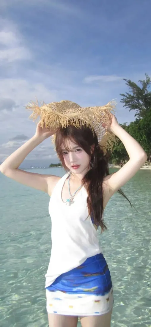 海边草帽美女手机壁纸｜夏日度假背景图片 - 浅海蓝天「哲风壁纸」