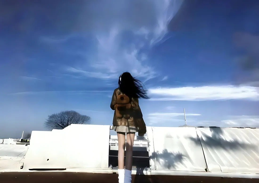 2k长发美女背影壁纸|蓝天背景图片 - 户外随拍「哲风壁纸」 2k长发美女背影壁纸|蓝天背景图片 - 户外随拍「哲风壁纸」