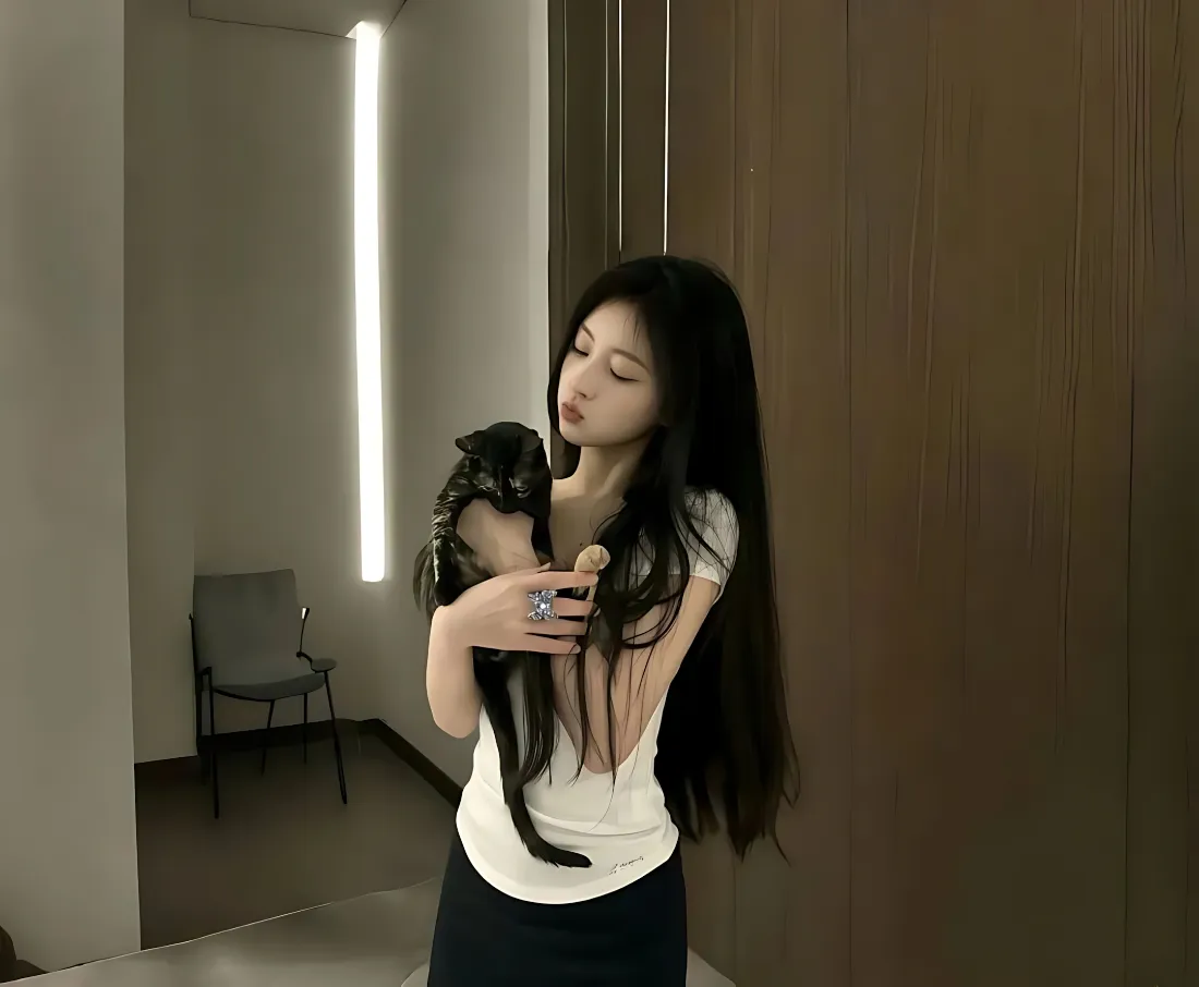 2k长发美女壁纸|抱猫室内背景图片 - 居家氛围感穿搭「哲风壁纸」 2k长发美女壁纸|抱猫室内背景图片 - 居家氛围感穿搭「哲风壁纸」