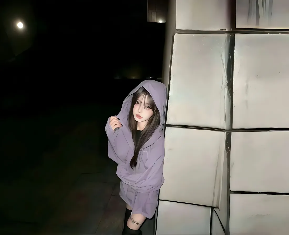 2k紫卫衣美女壁纸|夜晚户外背景图片 - 靠墙随拍「哲风壁纸」 2k紫卫衣美女壁纸|夜晚户外背景图片 - 靠墙随拍「哲风壁纸」