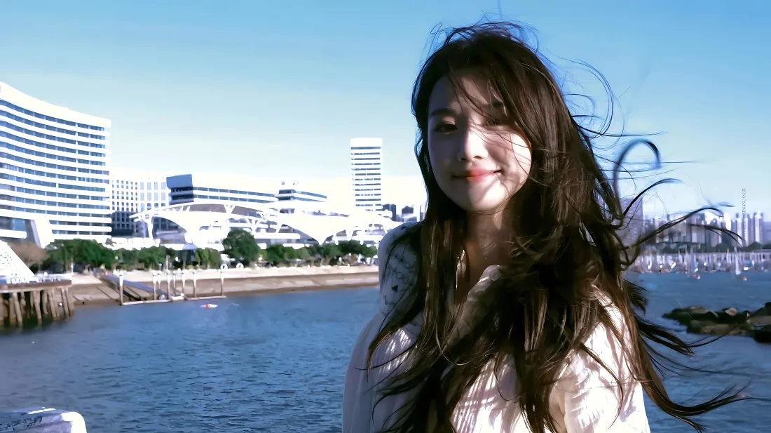 5k长发美女壁纸|湖畔城市背景图片 - 晴日户外随拍「哲风壁纸」 5k长发美女壁纸|湖畔城市背景图片 - 晴日户外随拍「哲风壁纸」