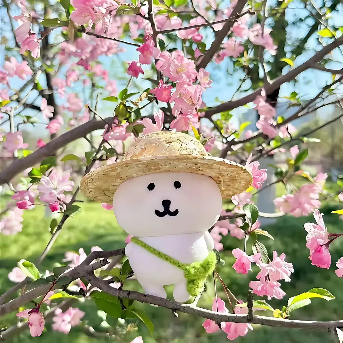 自嘲熊手机壁纸|樱花春日背景图片 - 草帽挎包玩偶户外赏景「哲风壁纸」 自嘲熊手机壁纸|樱花春日背景图片 - 草帽挎包玩偶户外赏景「哲风壁纸」