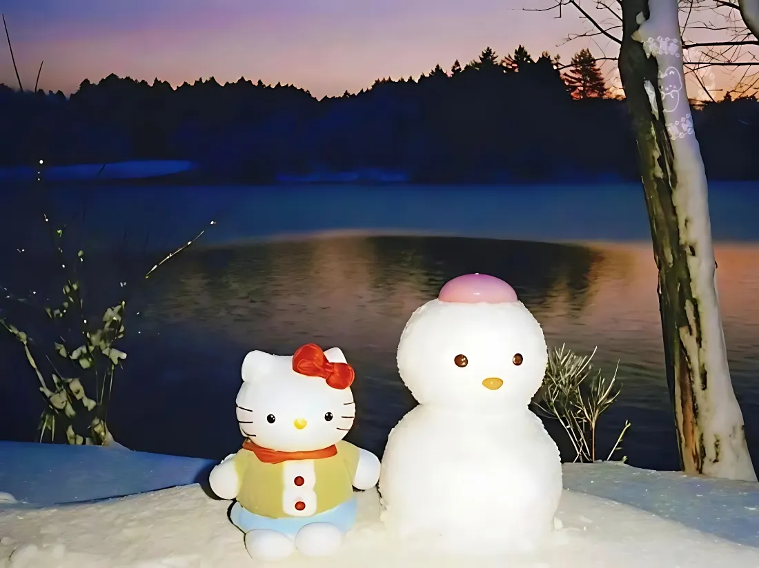 2k凯蒂猫雪人壁纸｜冬日湖畔背景图片 - 黄昏雪景治愈萌趣「哲风壁纸」