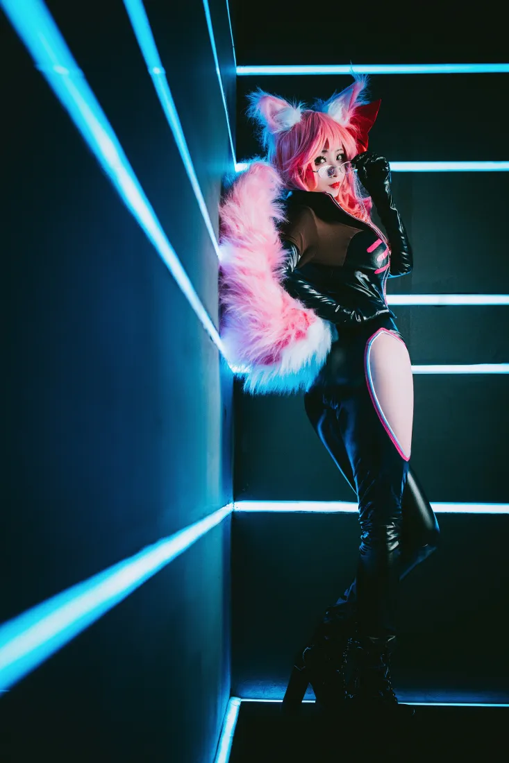 玉藻前手机壁纸｜霓虹灯光背景图片 - 狐耳cosplay「哲风壁纸」