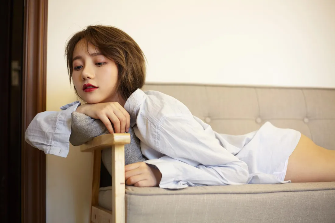 3k短发美女壁纸｜白衬衫慵懒背景图片 - 居家写真「哲风壁纸」