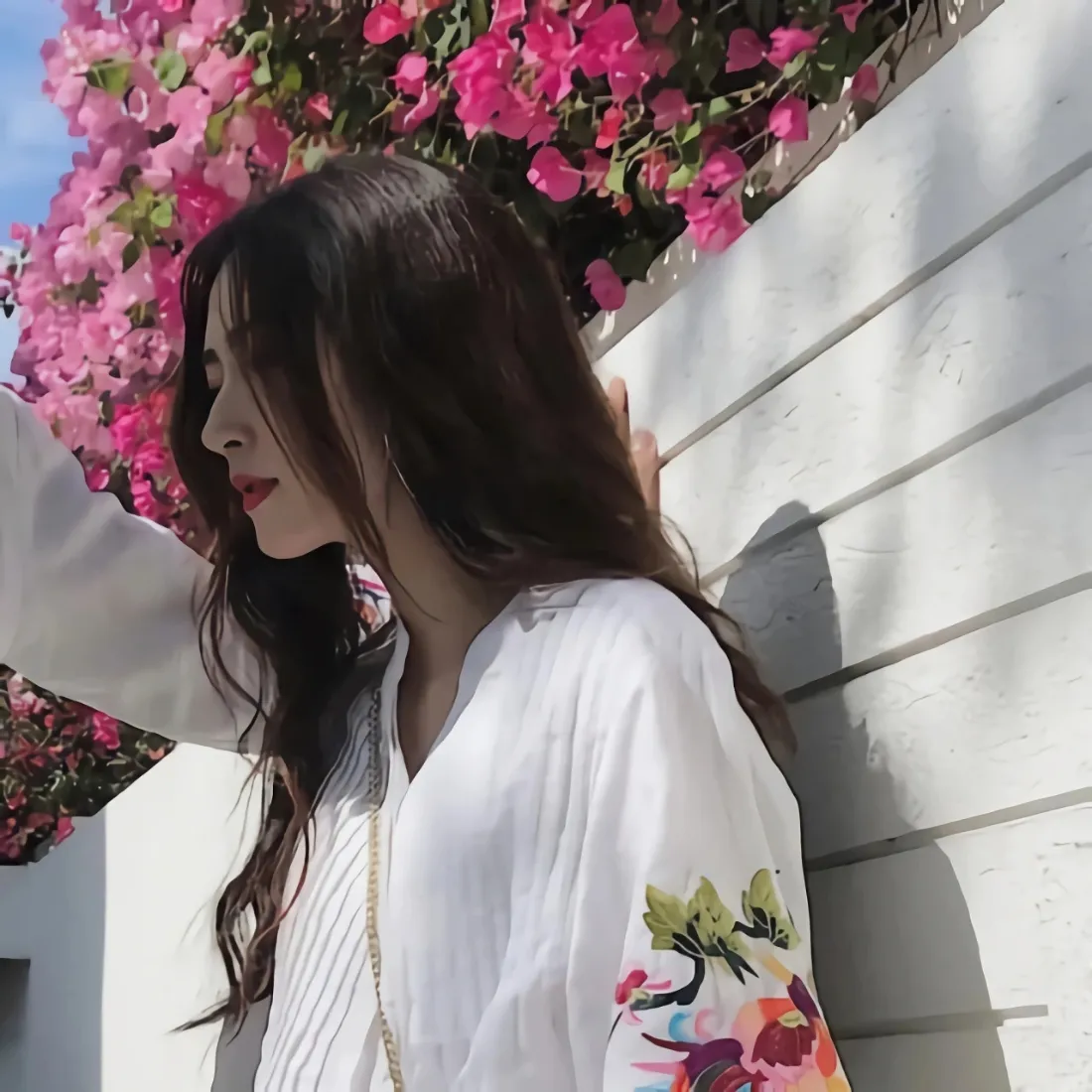 女生侧颜手机壁纸|三角梅花墙背景图片 - 白衫温柔情头「哲风壁纸」 女生侧颜手机壁纸|三角梅花墙背景图片 - 白衫温柔情头「哲风壁纸」
