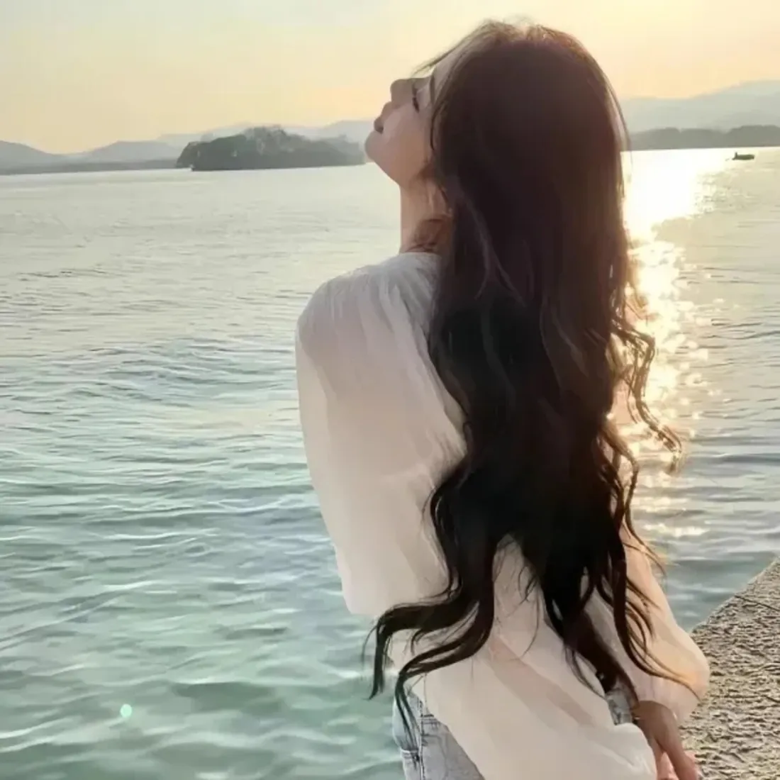 海边长发美女手机壁纸|落日背景图片 - 氛围感情侣头像「哲风壁纸」 海边长发美女手机壁纸|落日背景图片 - 氛围感情侣头像「哲风壁纸」