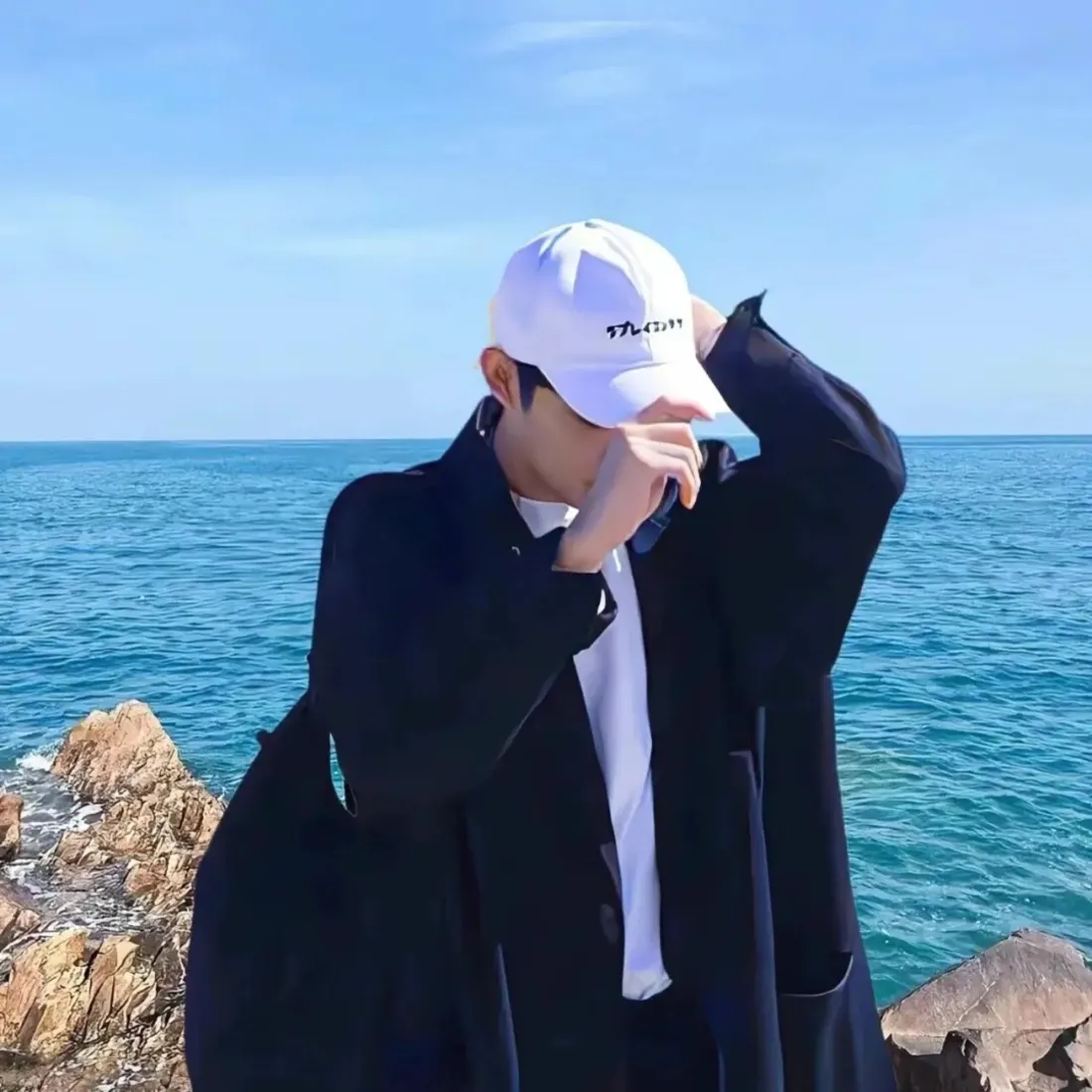 帅哥｜海边背景图片 - 戴白棒球帽男生情侣头像「哲风壁纸」