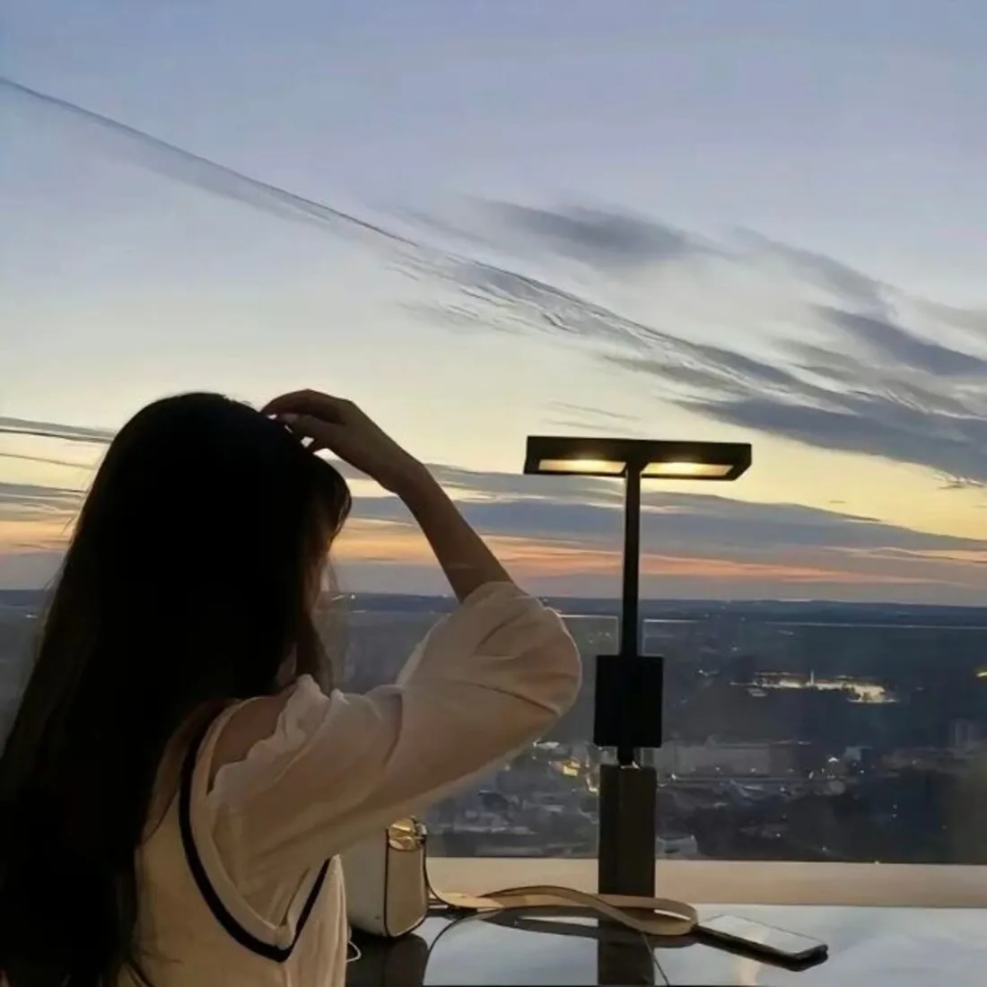 长发美女观景手机壁纸|黄昏城市背景图片 - 氛围感女生头像「哲风壁纸」 长发美女观景手机壁纸|黄昏城市背景图片 - 氛围感女生头像「哲风壁纸」