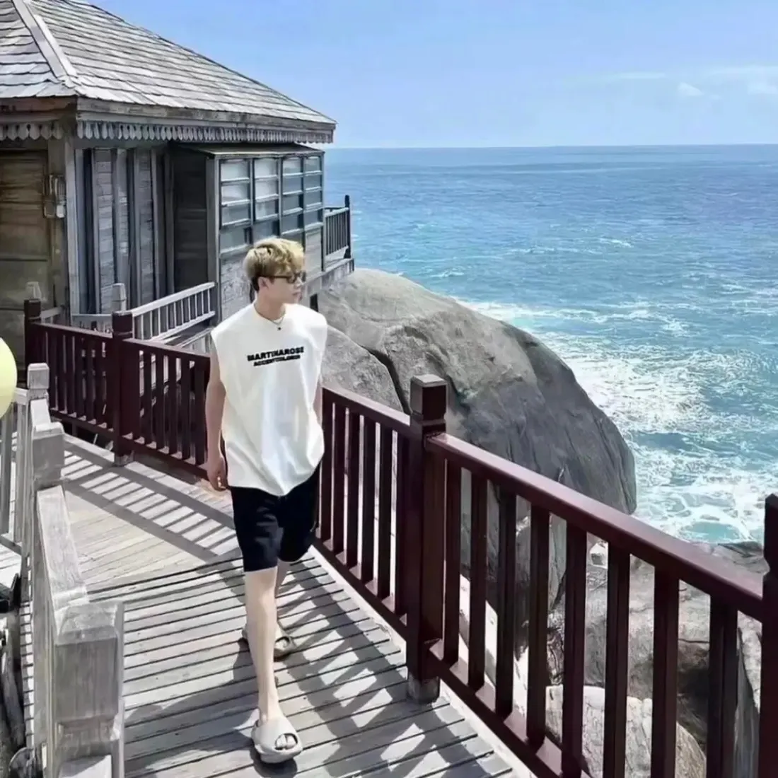 帅哥手机壁纸|海边栈道背景图片 - 白无袖穿搭休闲男生头像「哲风壁纸」 帅哥手机壁纸|海边栈道背景图片 - 白无袖穿搭休闲男生头像「哲风壁纸」