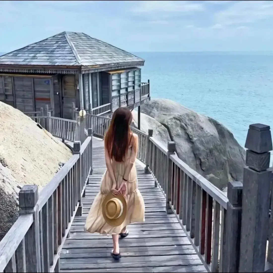 海边栈道美女手机壁纸|度假背影背景图片 - 海景木屋岩石「哲风壁纸」 海边栈道美女手机壁纸|度假背影背景图片 - 海景木屋岩石「哲风壁纸」