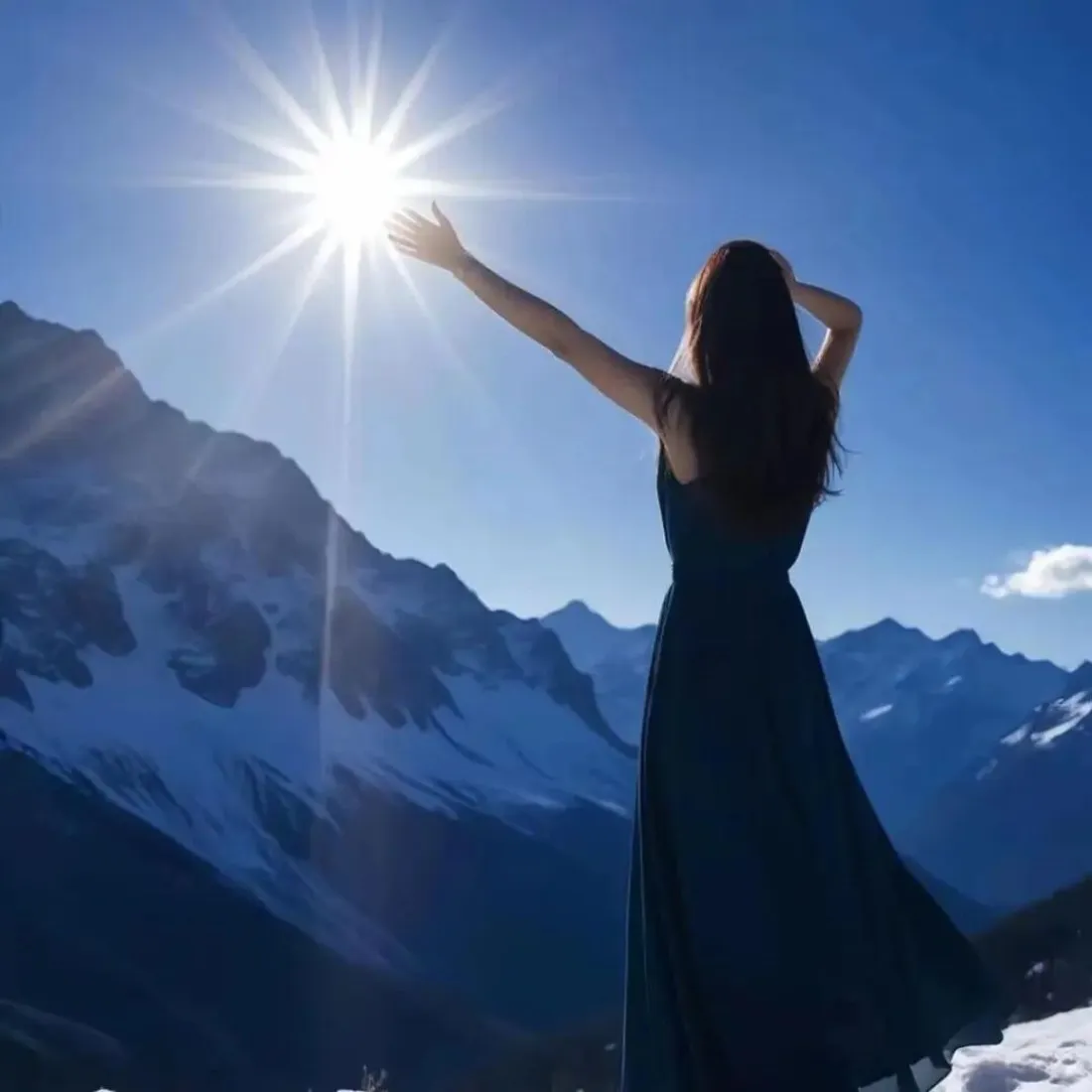 雪山美女手机壁纸｜触日背影背景图片 - 自由氛围感「哲风壁纸」
