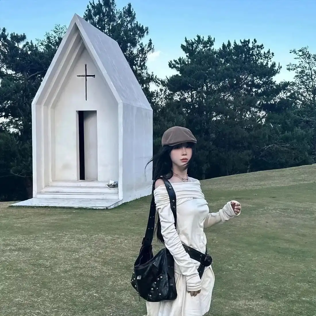 气质美女手机壁纸｜白色教堂草坪背景图片 - 清冷感穿搭户外随拍「哲风壁纸」