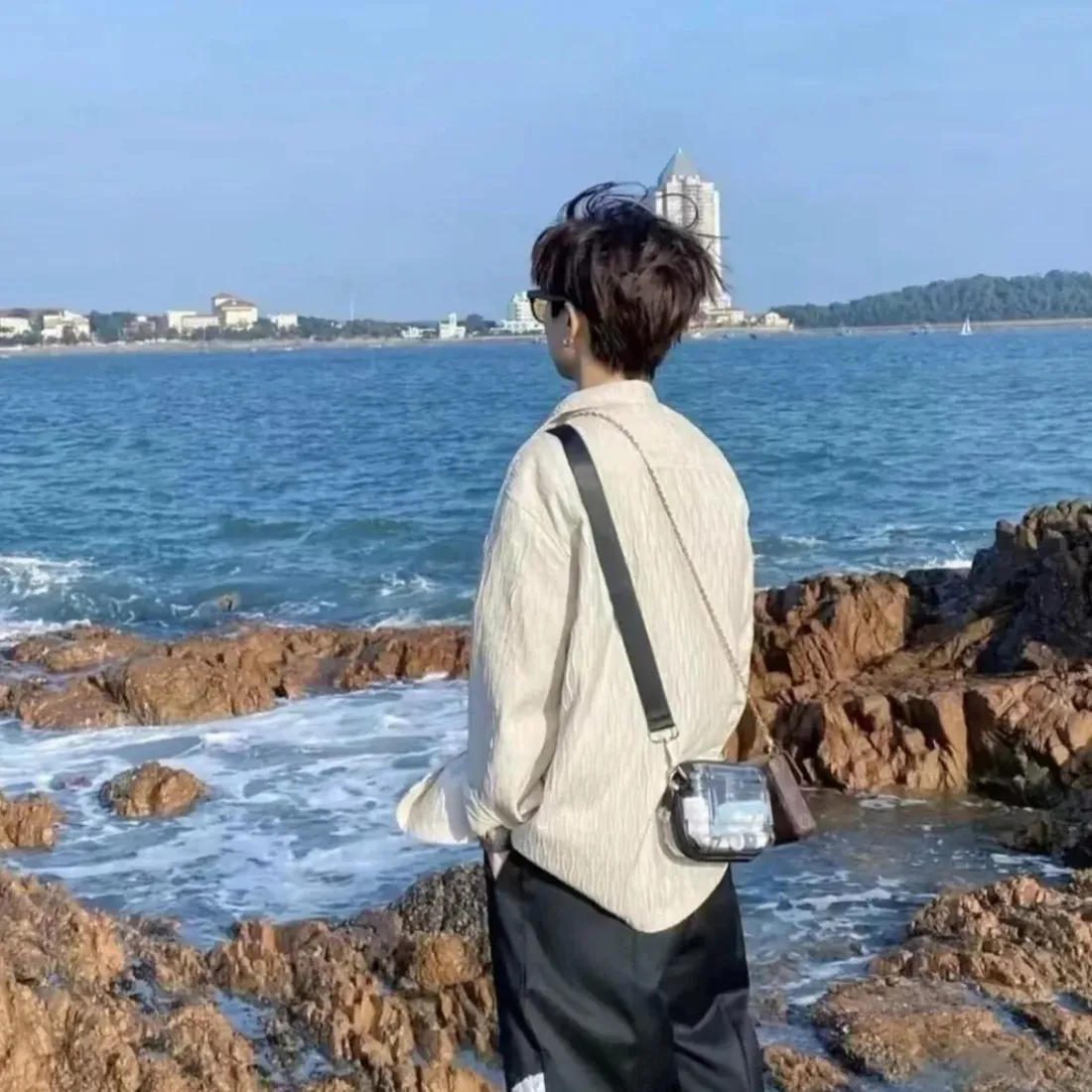 帅哥背影｜海边礁石背景图片 - 男生情侣头像「哲风壁纸」