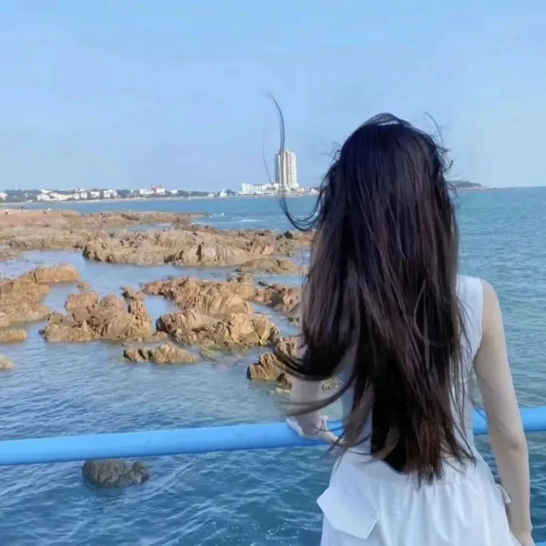 海边美女背影手机壁纸|蓝色栏杆背景图片 - 白裙长发礁石海景「哲风壁纸」 海边美女背影手机壁纸|蓝色栏杆背景图片 - 白裙长发礁石海景「哲风壁纸」