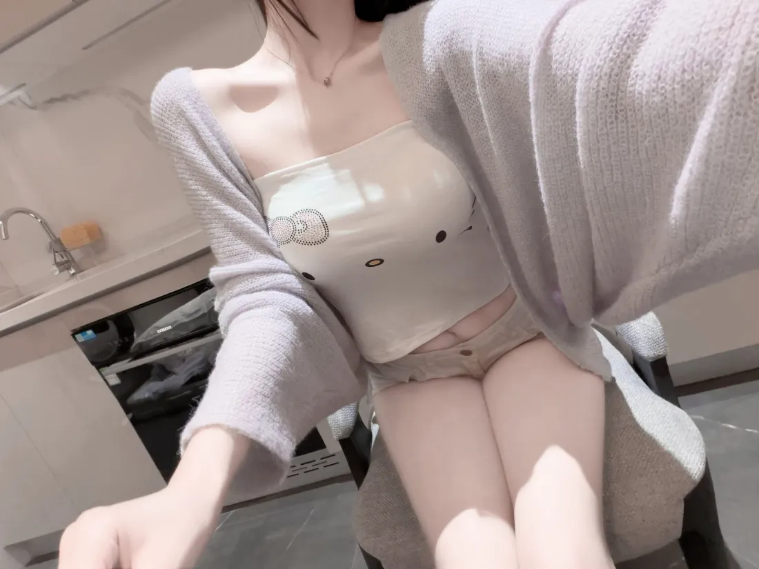 2k性感美女壁纸｜居家自拍背景图片 - 抹胸穿搭「哲风壁纸」