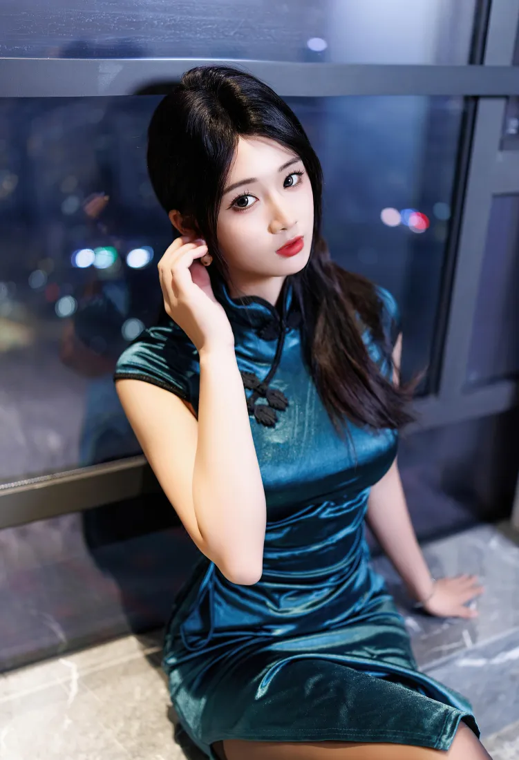 旗袍美女手机壁纸|窗边夜景背景图片 - 孔雀蓝丝绒性感穿搭「哲风壁纸」 旗袍美女手机壁纸|窗边夜景背景图片 - 孔雀蓝丝绒性感穿搭「哲风壁纸」