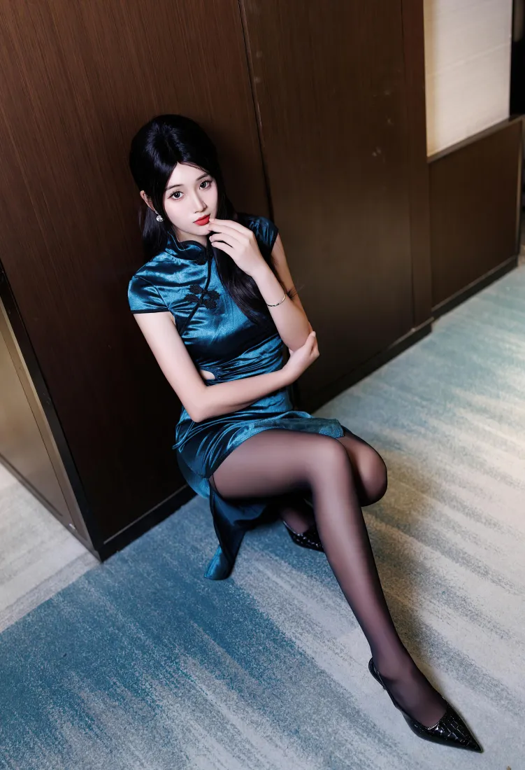 孔雀蓝旗袍美女手机壁纸|室内走廊背景图片 - 黑丝高跟「哲风壁纸」 孔雀蓝旗袍美女手机壁纸|室内走廊背景图片 - 黑丝高跟「哲风壁纸」