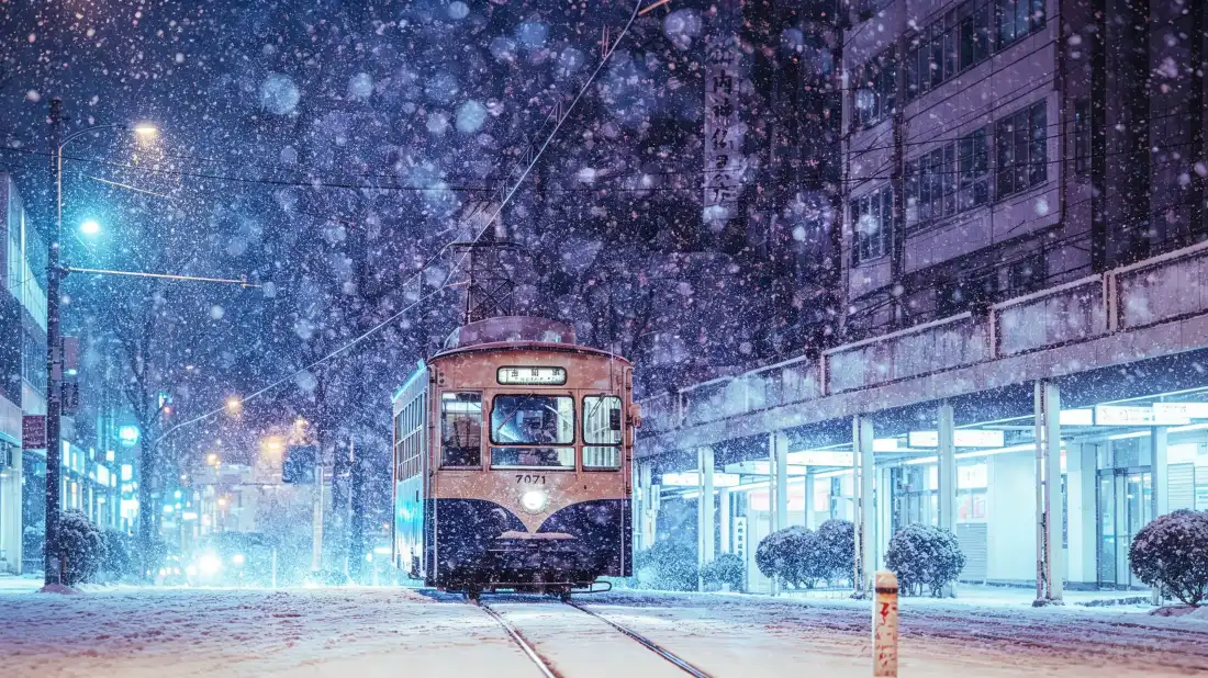 3k雪夜有轨电车壁纸|冬日城市背景图片 - 日系动漫风飘雪街景「哲风壁纸」 3k雪夜有轨电车壁纸|冬日城市背景图片 - 日系动漫风飘雪街景「哲风壁纸」