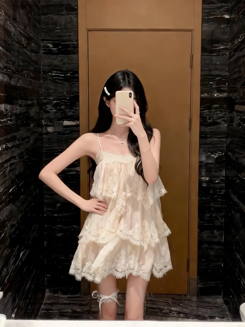 白裙美女手机壁纸｜对镜自拍背景图片 - 吊带蛋糕裙「哲风壁纸」