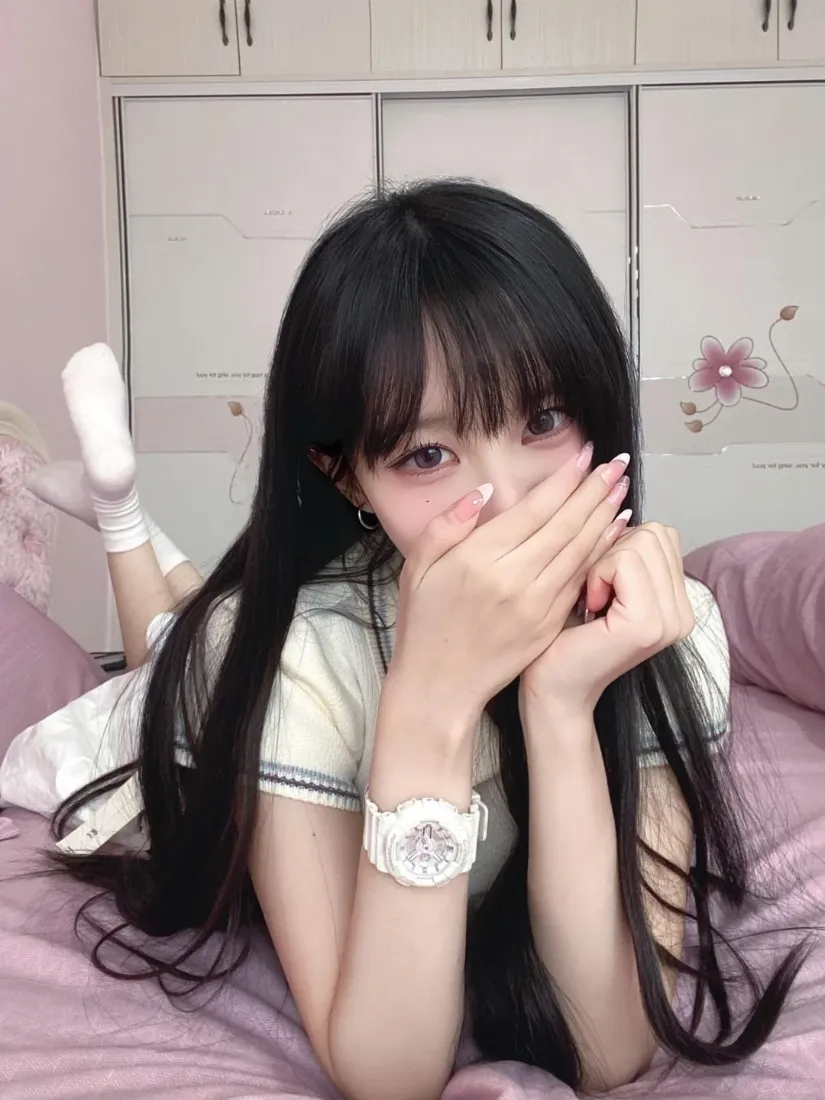 甜妹少女手机壁纸｜卧室床上背景图片 - 黑长直捂嘴可爱穿搭「哲风壁纸」