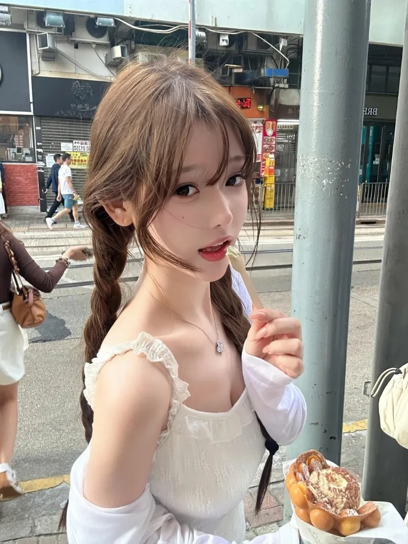 甜妹美女手机壁纸｜街头街拍背景图片 - 双麻花辫白吊带「哲风壁纸」