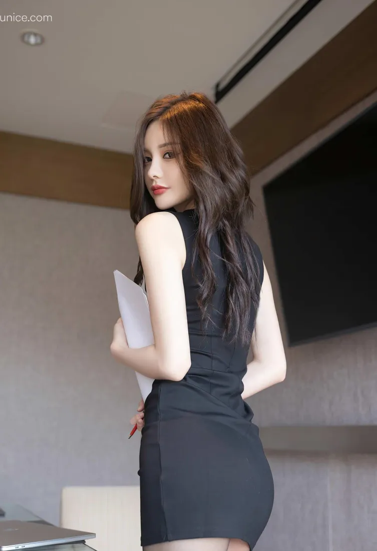 性感美女手机壁纸｜室内背景图片 - 黑色包臀裙长发回眸「哲风壁纸」