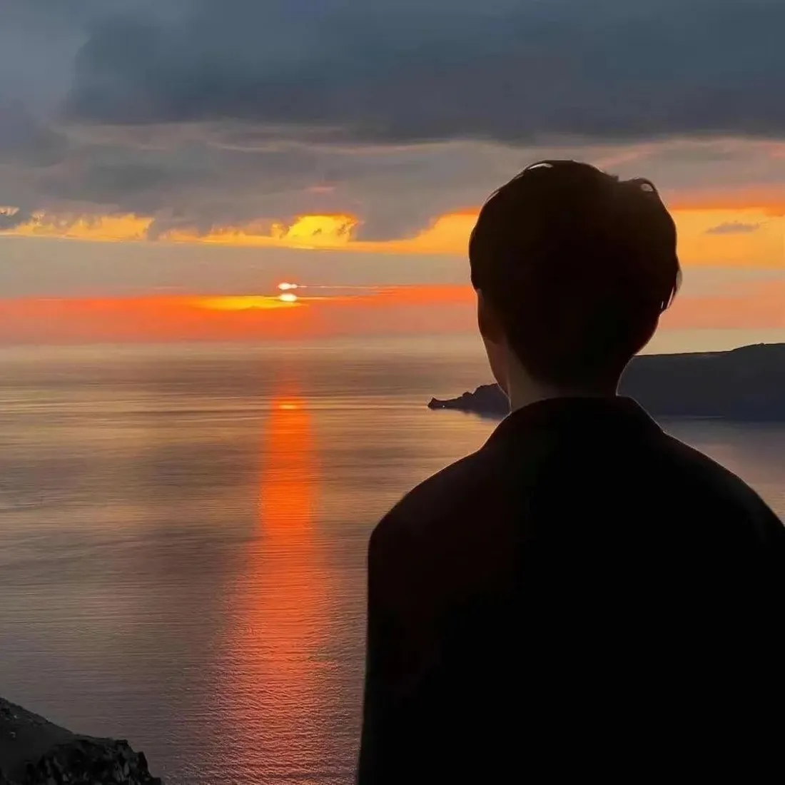 男生背影手机壁纸|海边日落背景图片 - 黄昏剪影氛围感「哲风壁纸」 男生背影手机壁纸|海边日落背景图片 - 黄昏剪影氛围感「哲风壁纸」