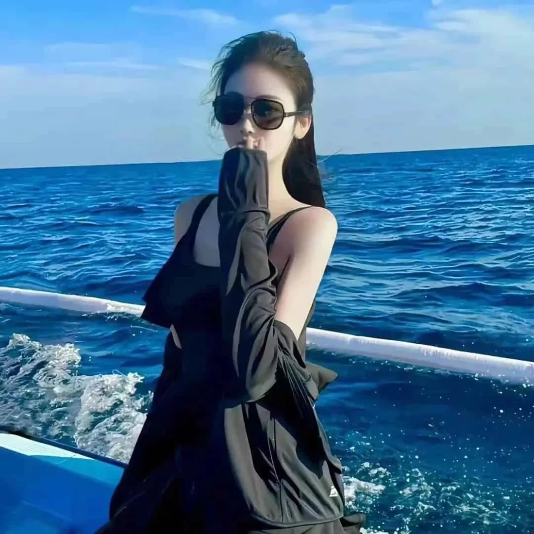 酷飒美女手机壁纸|海边游艇背景图片 - 黑吊带墨镜穿搭「哲风壁纸」 酷飒美女手机壁纸|海边游艇背景图片 - 黑吊带墨镜穿搭「哲风壁纸」