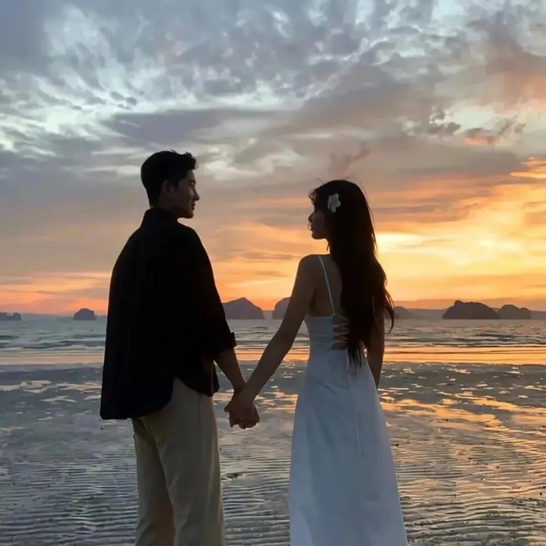 情侣手机壁纸|海边夕阳背景图片 - 牵手对视浪漫剪影「哲风壁纸」 情侣手机壁纸|海边夕阳背景图片 - 牵手对视浪漫剪影「哲风壁纸」