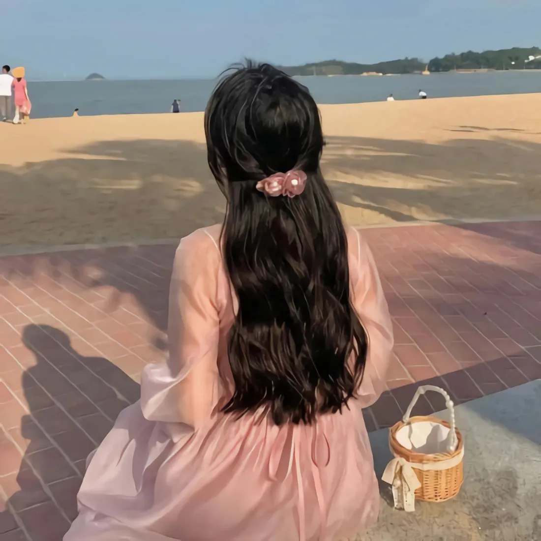 海边美女背影手机壁纸|沙滩看海背景图片 - 粉裙长发度假氛围「哲风壁纸」 海边美女背影手机壁纸|沙滩看海背景图片 - 粉裙长发度假氛围「哲风壁纸」