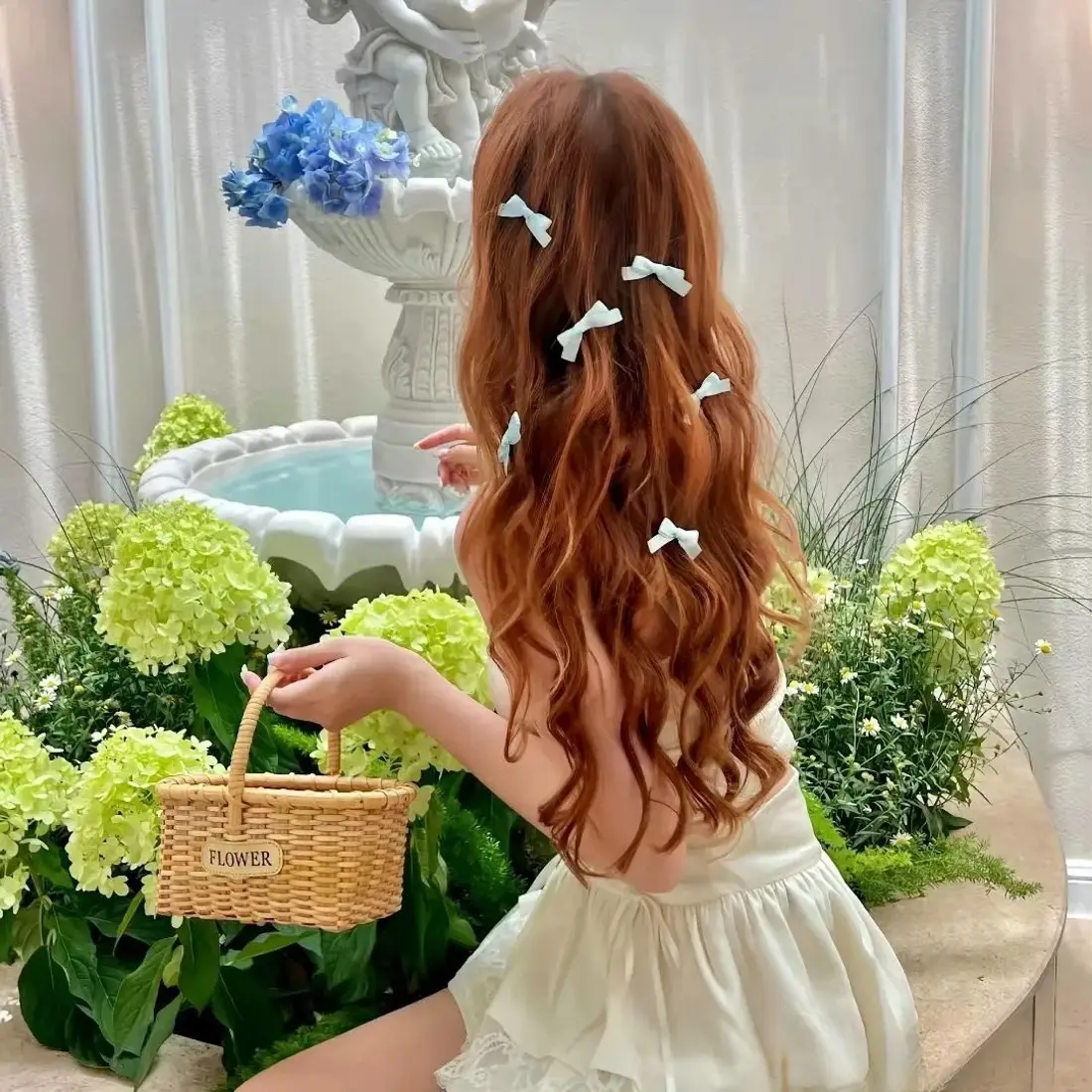 白裙少女背影手机壁纸|喷泉绣球花背景图片 - 蝴蝶结发饰藤编花篮「哲风壁纸」 白裙少女背影手机壁纸|喷泉绣球花背景图片 - 蝴蝶结发饰藤编花篮「哲风壁纸」