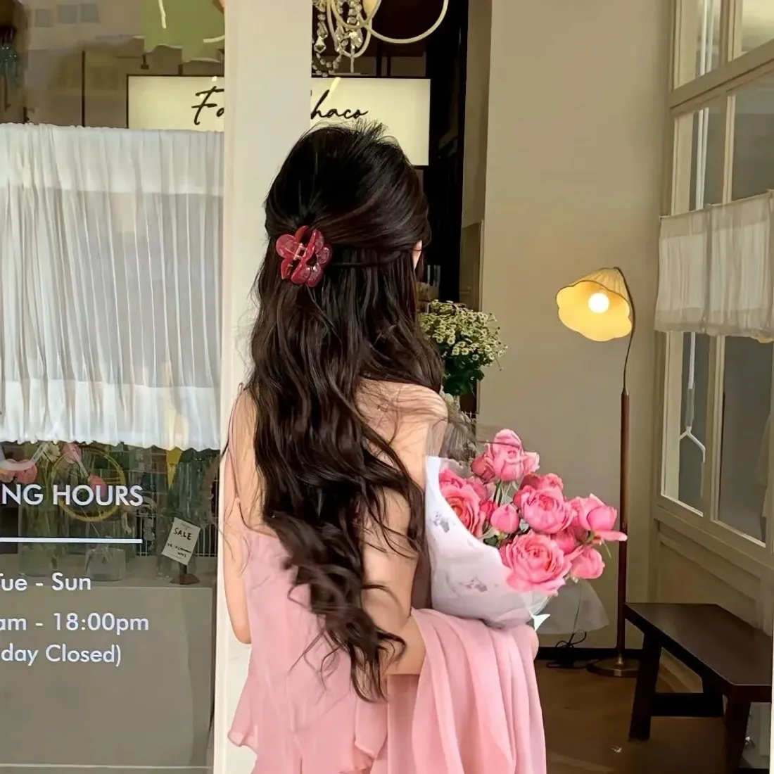 粉裙美女背影|手持粉玫瑰花束 - 花店门口温柔氛围「哲风壁纸」 粉裙美女背影|手持粉玫瑰花束 - 花店门口温柔氛围「哲风壁纸」