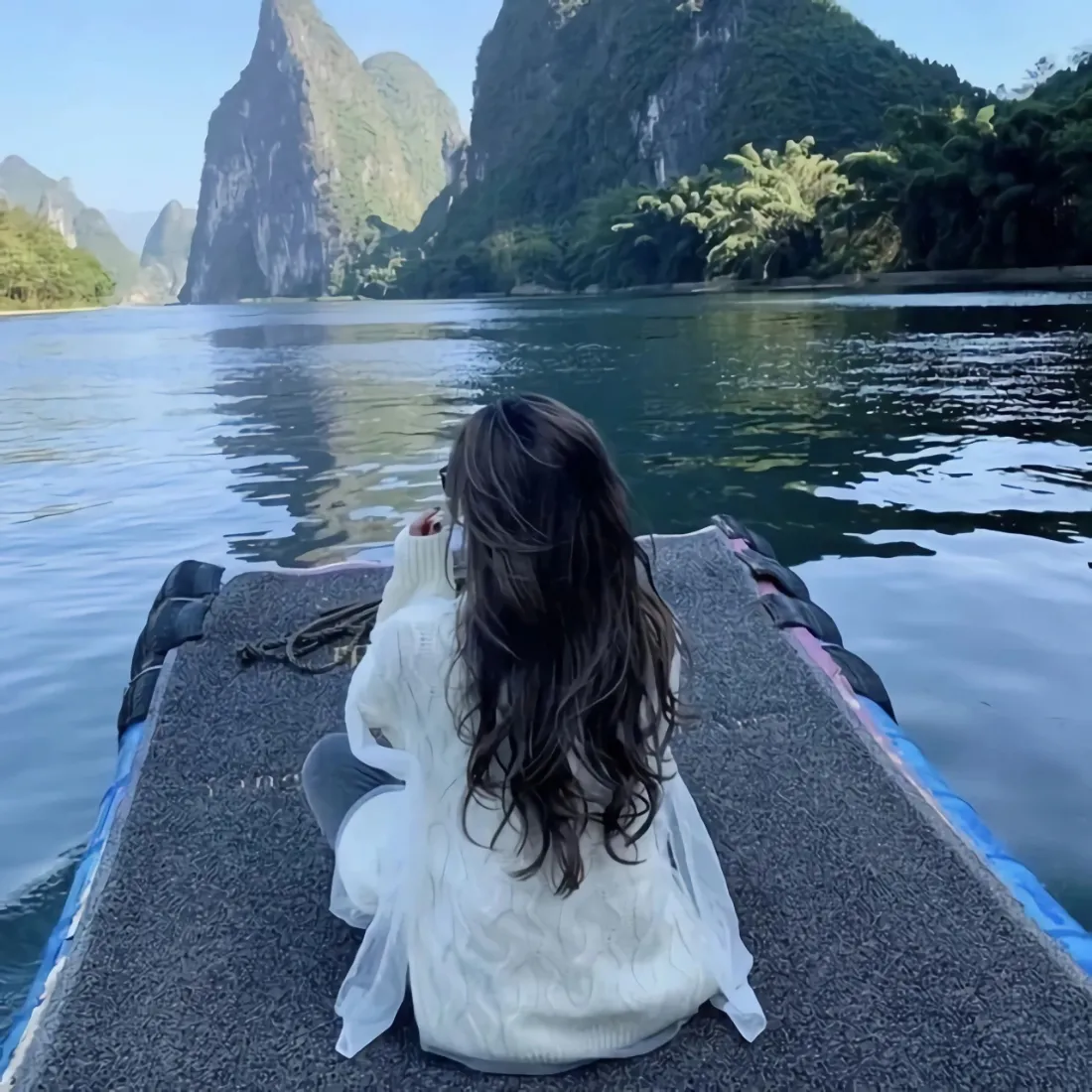 桂林山水手机壁纸|江面竹筏背景图片 - 白衣长发女生背影「哲风壁纸」 桂林山水手机壁纸|江面竹筏背景图片 - 白衣长发女生背影「哲风壁纸」