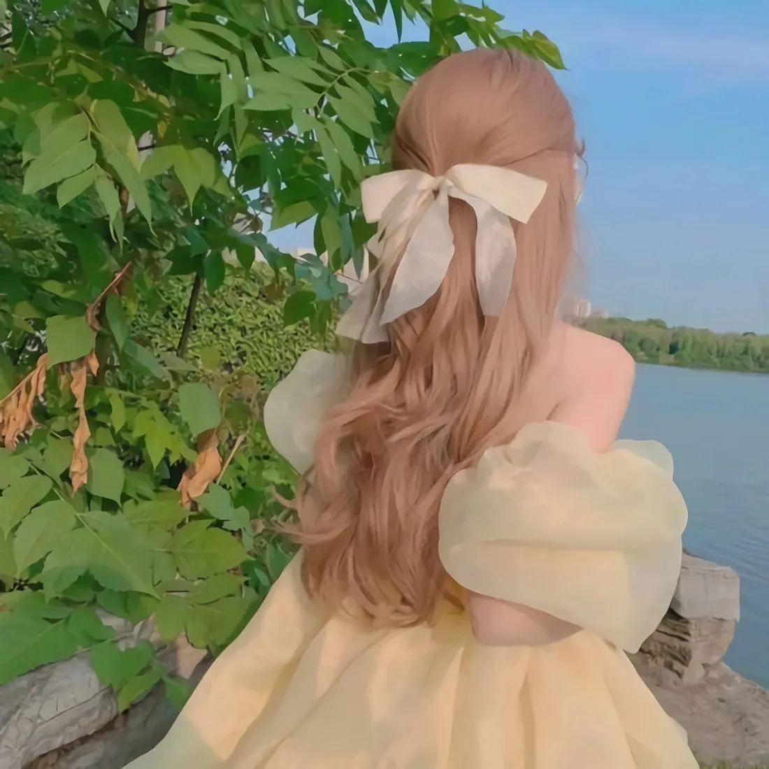 黄裙美女背影手机壁纸|户外湖边背景图片 - 长发蝴蝶结发饰「哲风壁纸」 黄裙美女背影手机壁纸|户外湖边背景图片 - 长发蝴蝶结发饰「哲风壁纸」
