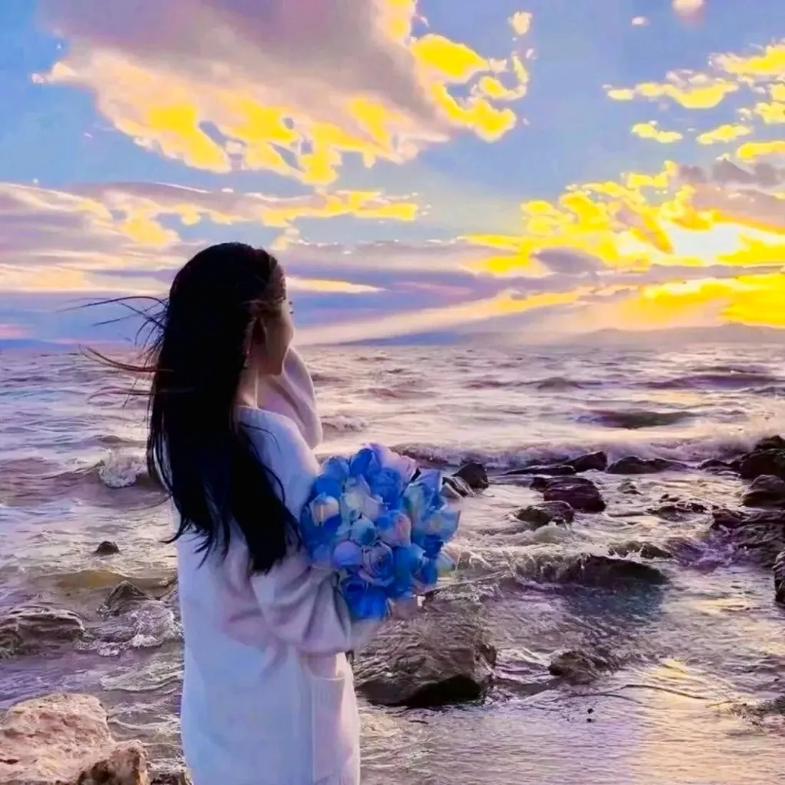 海边捧花美女手机壁纸|日落礁石背景图片 - 长发白衣女生「哲风壁纸」 海边捧花美女手机壁纸|日落礁石背景图片 - 长发白衣女生「哲风壁纸」