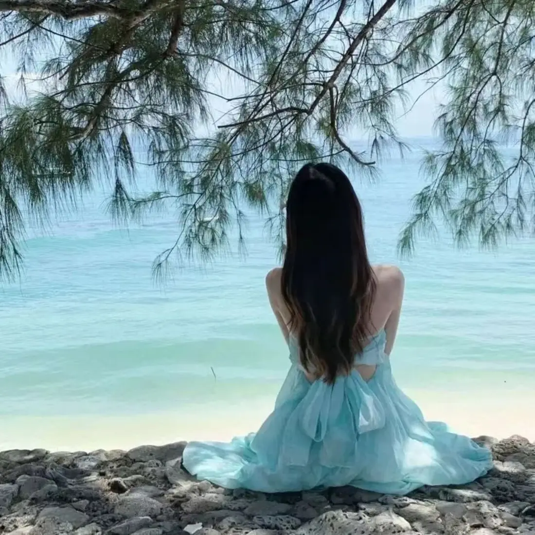 海边蓝裙女生背影手机壁纸|海岸礁石背景图片 - 长发露背纱裙度假风「哲风壁纸」 海边蓝裙女生背影手机壁纸|海岸礁石背景图片 - 长发露背纱裙度假风「哲风壁纸」