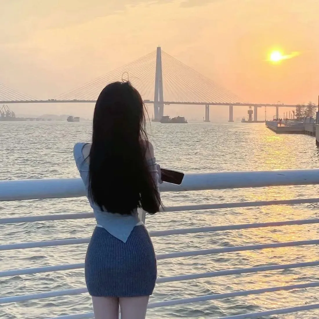 长发女生背影手机壁纸|江边日落背景图片 - 斜拉桥江景氛围感「哲风壁纸」 长发女生背影手机壁纸|江边日落背景图片 - 斜拉桥江景氛围感「哲风壁纸」