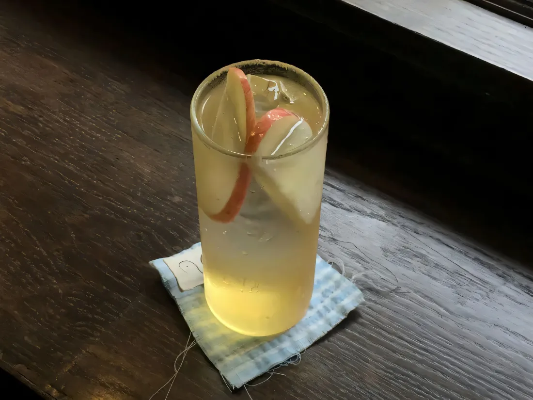 2k苹果汁壁纸|咖啡馆桌面背景图片 - 冰饮杯垫特写「哲风壁纸」 2k苹果汁壁纸|咖啡馆桌面背景图片 - 冰饮杯垫特写「哲风壁纸」