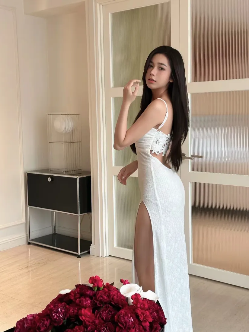 白裙美女手机壁纸|室内写真背景图片 - 高开叉吊带裙红玫瑰造型「哲风壁纸」 白裙美女手机壁纸|室内写真背景图片 - 高开叉吊带裙红玫瑰造型「哲风壁纸」