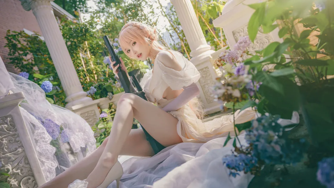 4k白裙少女cos｜花园凉亭背景图片 - 金发持械写真「哲风壁纸」