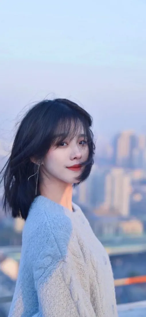 短发美女手机壁纸|城市天台背景图片 - 蓝白毛衣清新氛围感「哲风壁纸」 短发美女手机壁纸|城市天台背景图片 - 蓝白毛衣清新氛围感「哲风壁纸」