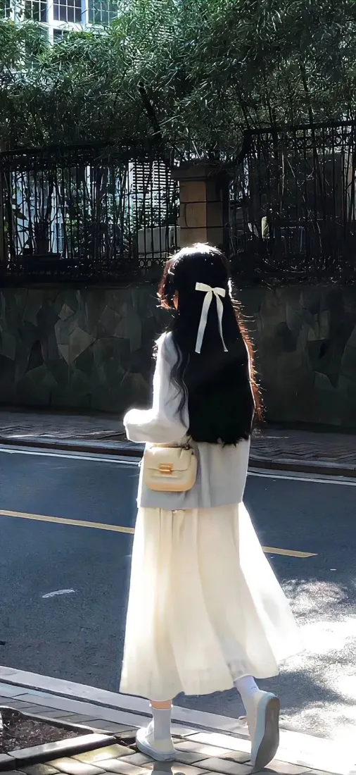 白裙长发美女手机壁纸|街道户外背景图片 - 清新氛围感穿搭「哲风壁纸」 白裙长发美女手机壁纸|街道户外背景图片 - 清新氛围感穿搭「哲风壁纸」