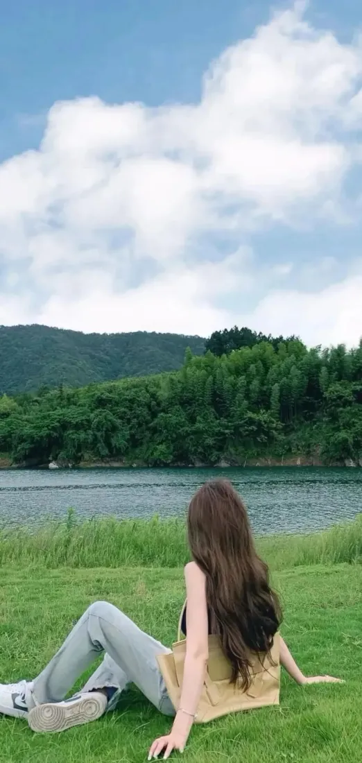 长发美女手机壁纸|湖边草地背景图片 - 远山蓝天休闲出游「哲风壁纸」 长发美女手机壁纸|湖边草地背景图片 - 远山蓝天休闲出游「哲风壁纸」