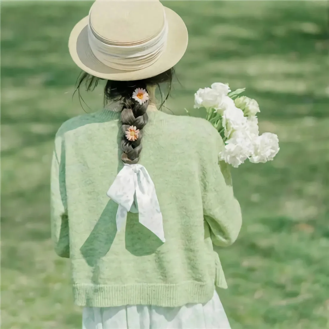森系少女背影手机壁纸|草地清新背景图片 - 草帽捧花「哲风壁纸」 森系少女背影手机壁纸|草地清新背景图片 - 草帽捧花「哲风壁纸」