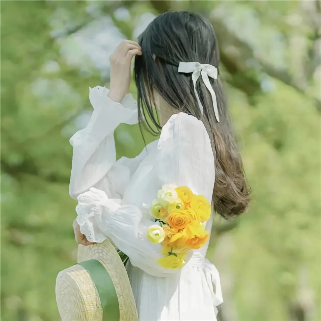 白裙少女手机壁纸｜清新户外背景图片 - 手持花束草帽「哲风壁纸」